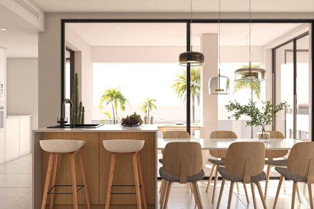 Open keuken en eetruimte die overgaan in een woonkamer in het appartement in San Pedro del Pinatar.