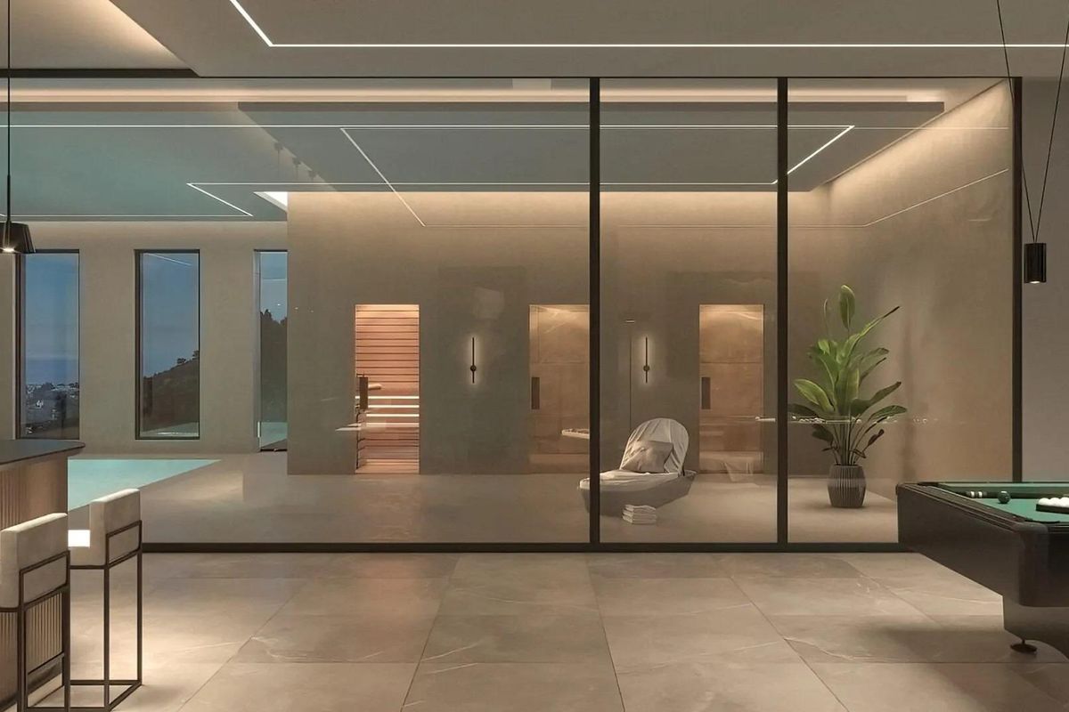 Moderne lounge met toegang tot binnenzwembad in een stijlvolle 6-slaapkamer villa in Benahavís.