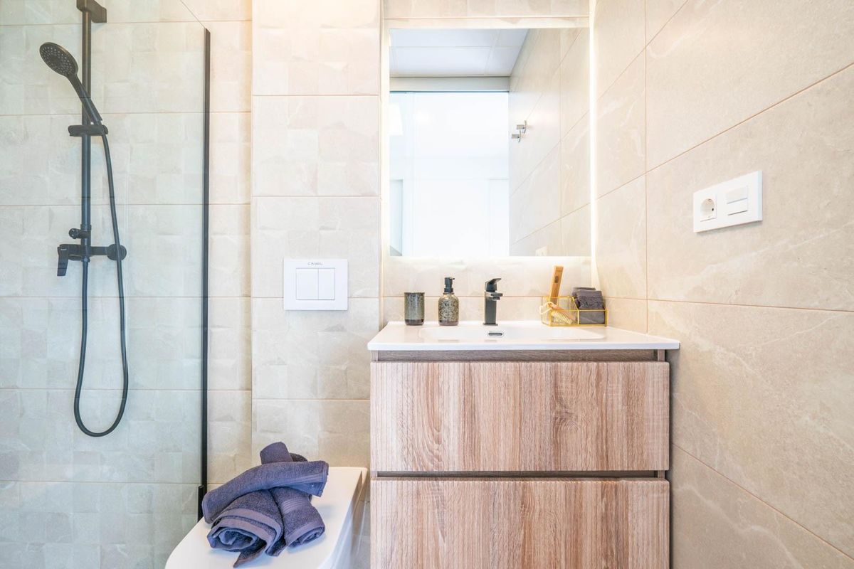 Wastafel en douche in een moderne villa met 3 slaapkamers in Torre Pacheco.