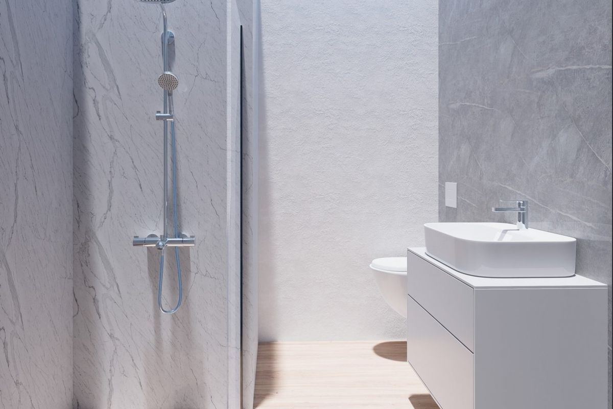 Strak badkamerontwerp met minimalistische armaturen in een 2-slaapkamer bungalow in Torrevieja.