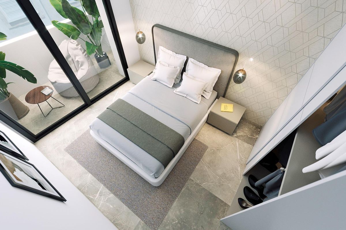 Bovenaanzicht van een stijlvolle slaapkamer met beddengoed en kastruimte in het penthouse van Torrevieja.