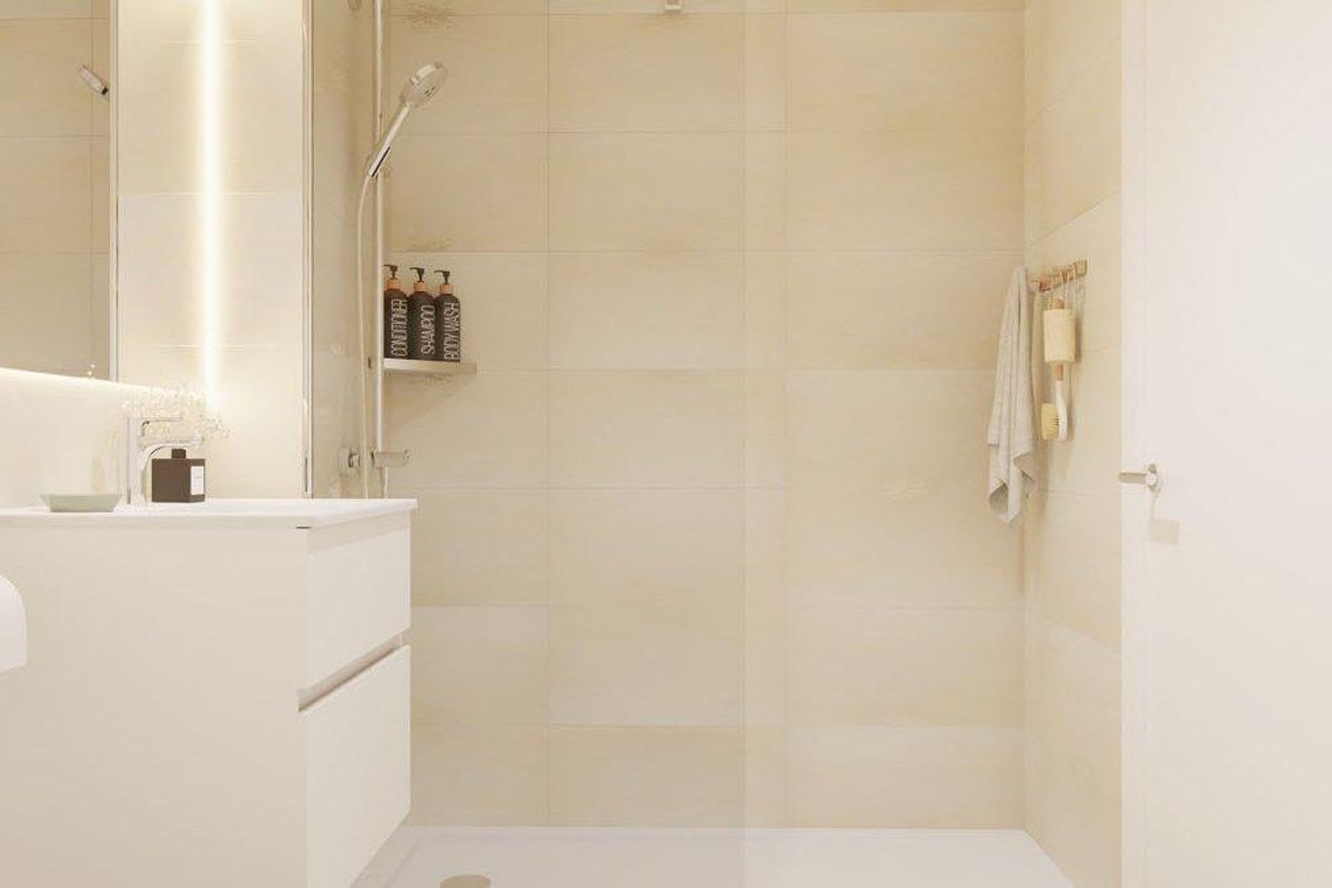 Modern badkamer met eigentijdse armaturen in een 3-slaapkamer penthouse in Almuñecar, Spanje.