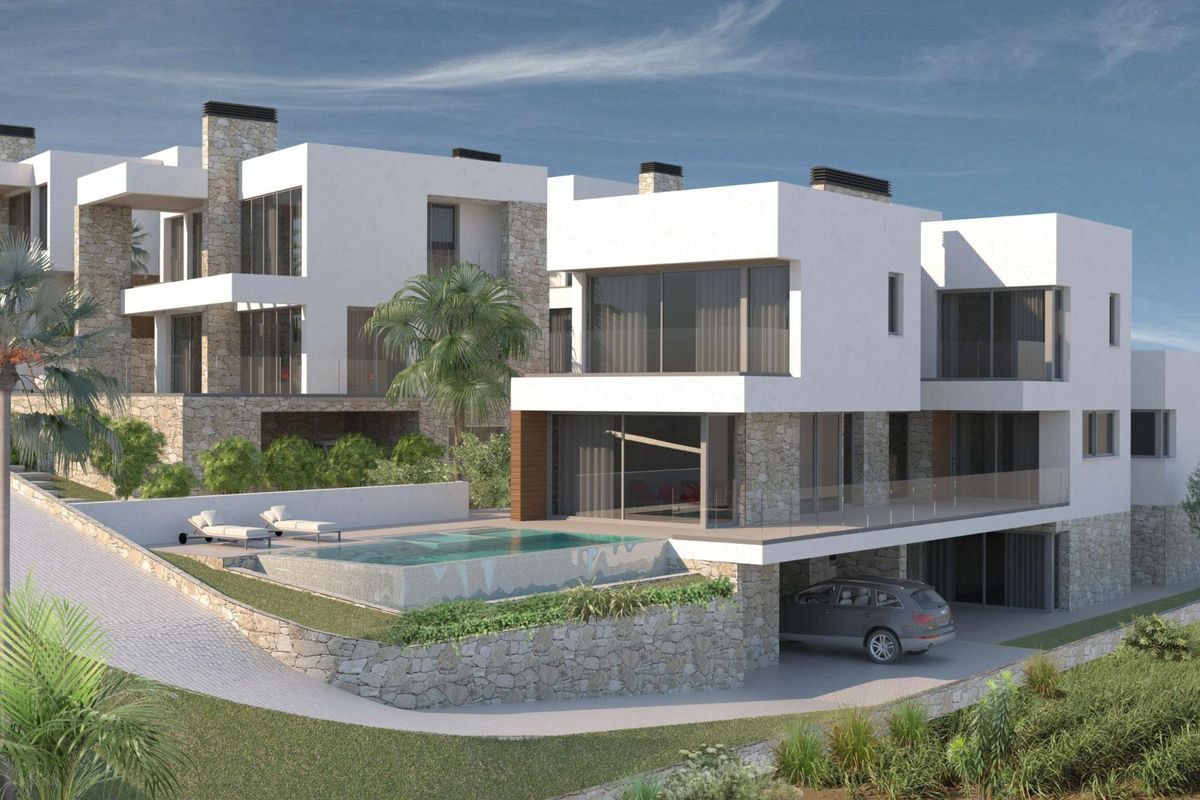 Stijlvolle villa's in Mijas, Costa del Sol, met weelderige tuinen en een gedeeld zwembad.