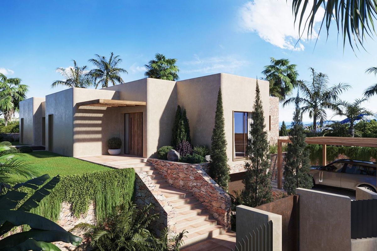 Moderne 3-slaapkamer villa buitenkant in Jávea, Costa Blanca, omgeven door palmbomen en een weelderige tuin.