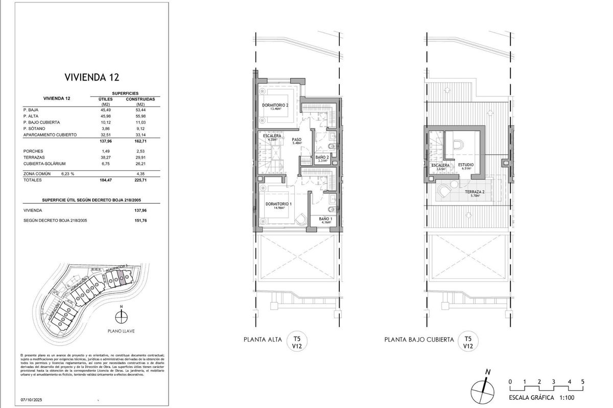 Plattegrond van een herenhuis met 2 slaapkamers in Mijas, Costa del Sol, Spanje. Architectuurtekening met indeling van kamers en terrassen.