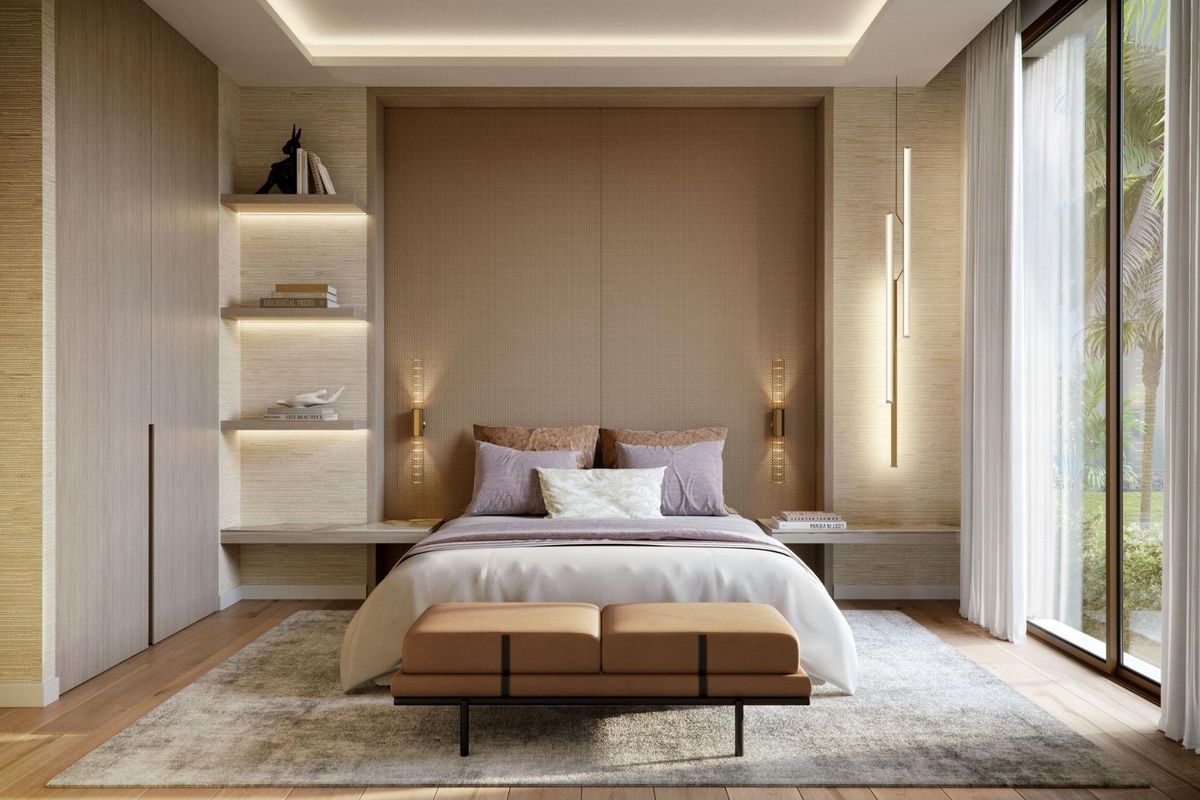 Gezellige gasten slaapkamer ontworpen voor comfort, met warme tinten en veel natuurlijk licht in de villa in Marbella.