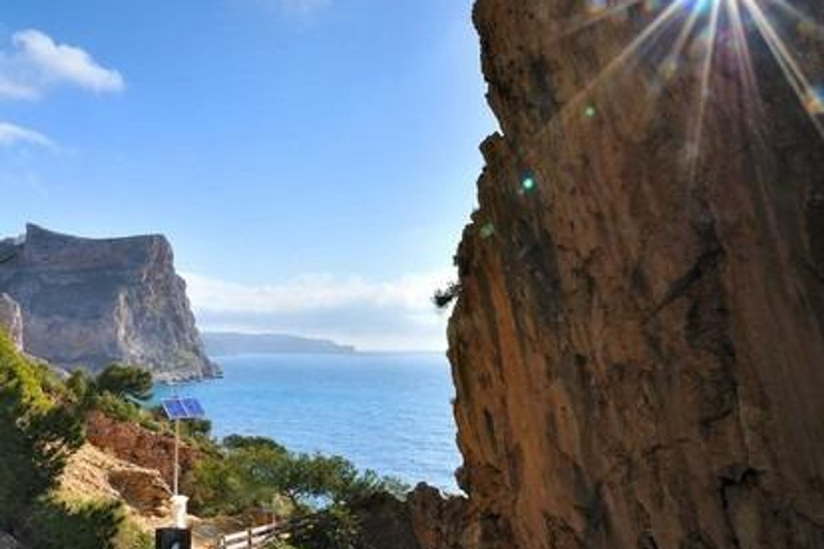 Prachtige rotsformatie met zonneschijn, met uitzicht op de kustlijn in Benitachell, Costa Blanca Noord.