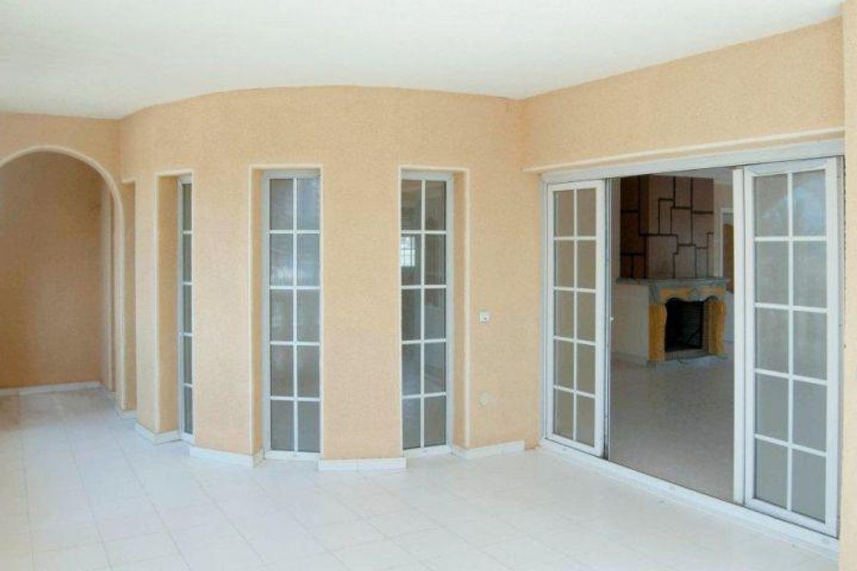 Veelzijdige ruimte in de villa met toegang tot de woonkamer, ideaal voor een zonkamer.