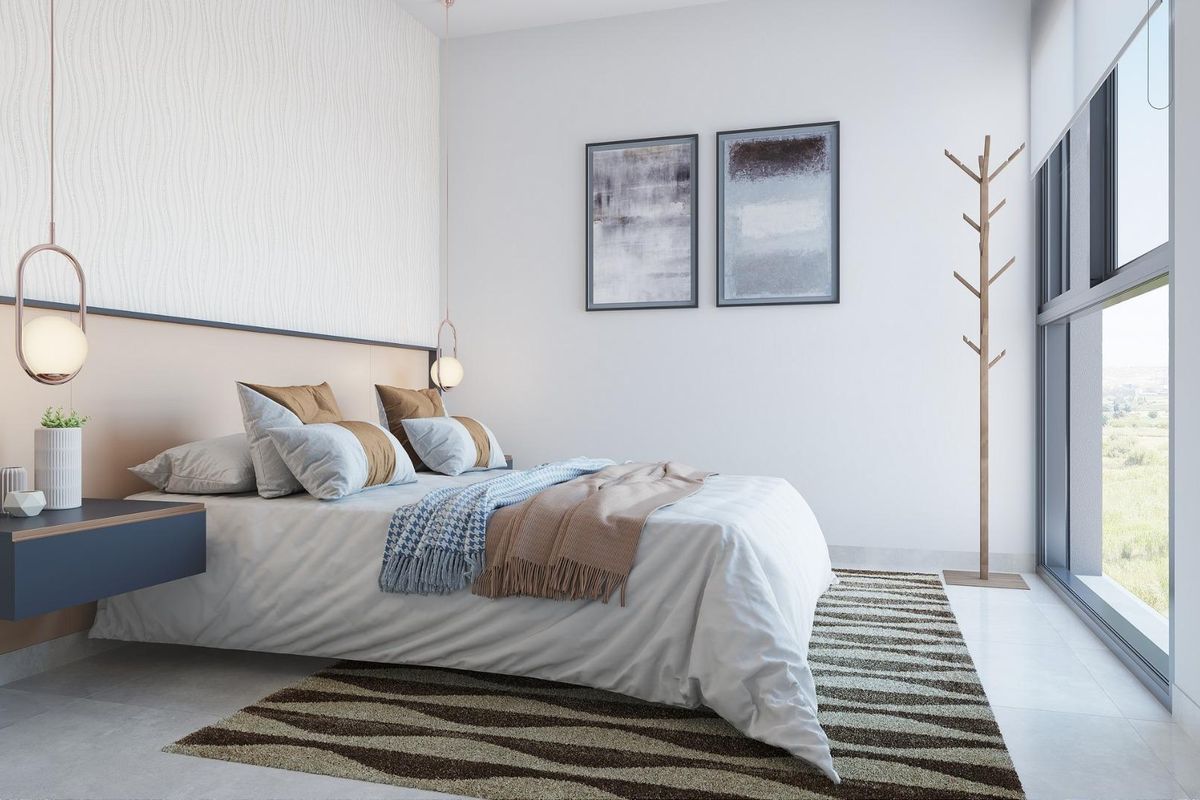 Stijlvolle slaapkamer in een 3-slaapkamer penthouse in Guardamar del Segura met grote ramen en moderne decoratie.