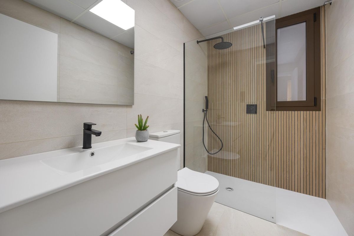 Moderne badkamer met strakke ontwerpelementen, met toebehoren in Los Alcazares, Costa Calida.