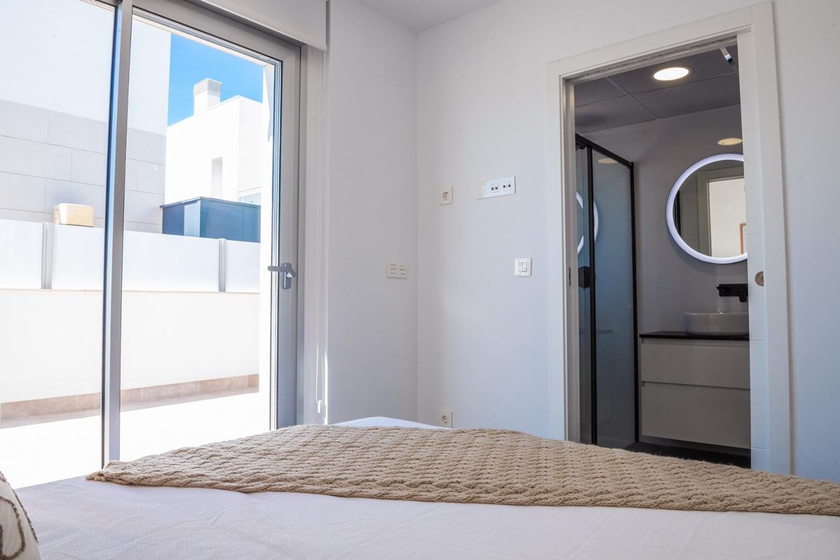 Slaapkamer met uitzicht op een eigen badkamer, onderdeel van een 3-slaapkamer villa in het zonnige Los Alcazares, Spanje.