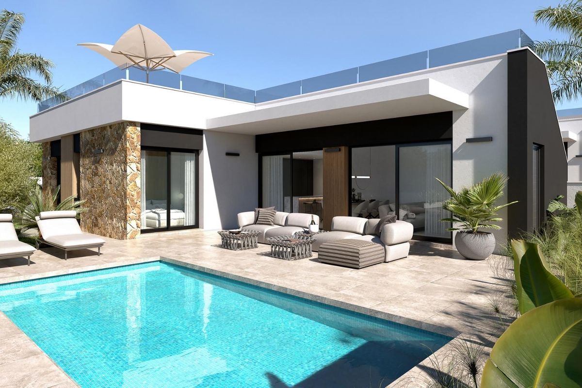 Stijlvol terras met zwembad en ligstoelen bij een 3-slaapkamer villa in Ciudad Quesada, Costa Blanca Zuid, Spanje.