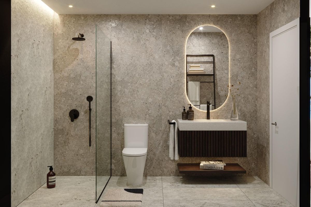 Moderne badkamer met elegante armaturen en natuurstenen afwerking in een penthouse in Mojacar, Spanje.