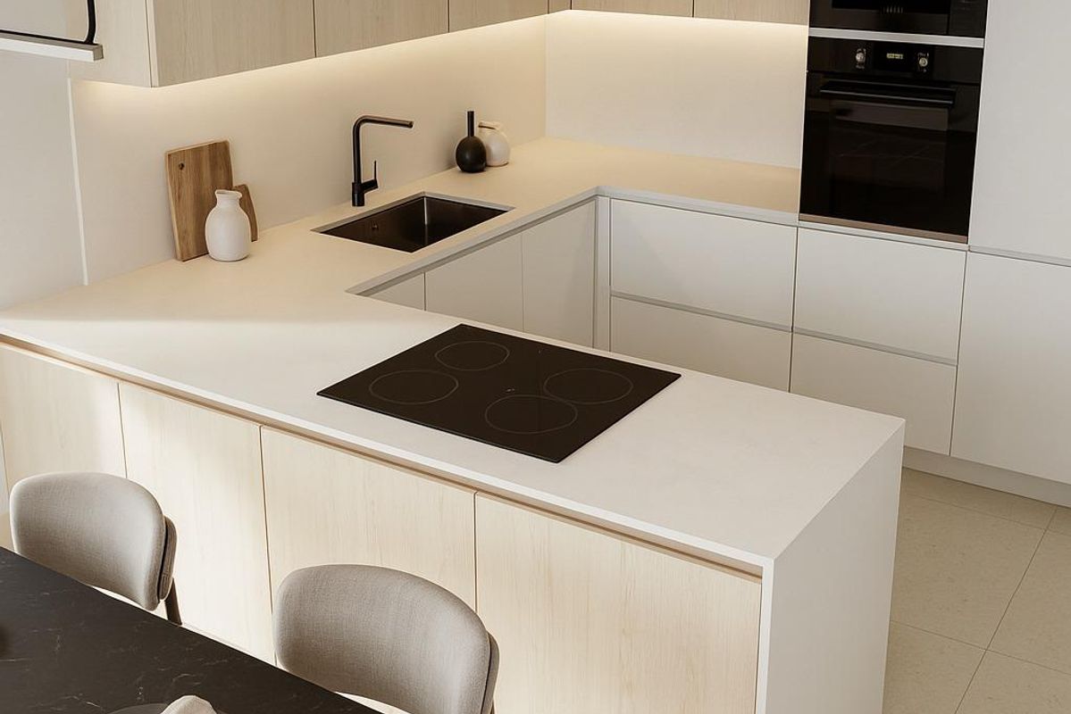 Elegante eettafel met decoratieve vaas en uitzicht in Fuengirola, Costa del Sol.