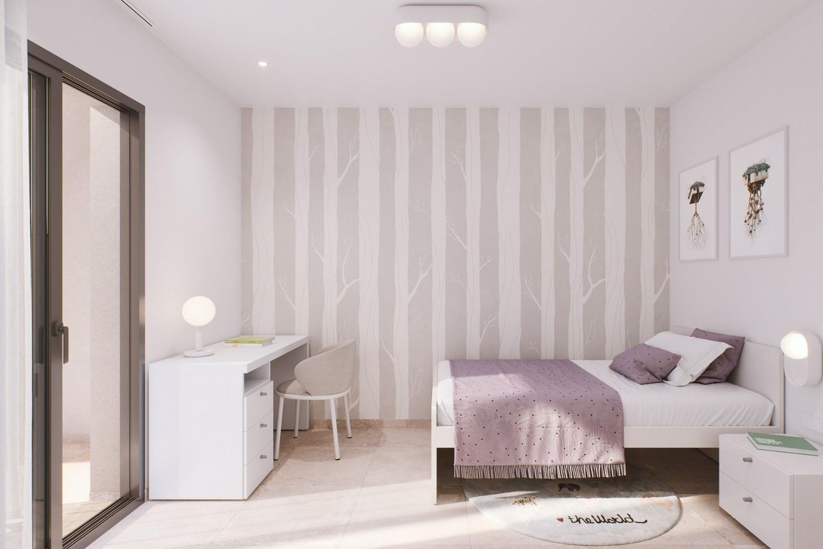 Kinderkamer in een rijtjeshuis in Pilar de La Horadada met speelse decoratie en comfortabele indeling.