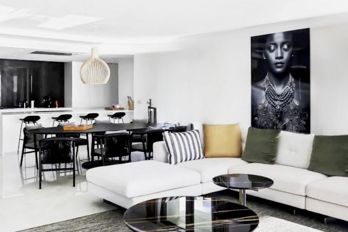 Modern open plan living area in a 2-bed apartment on Costa Blanca North, with lounge, dining table and kitchen.