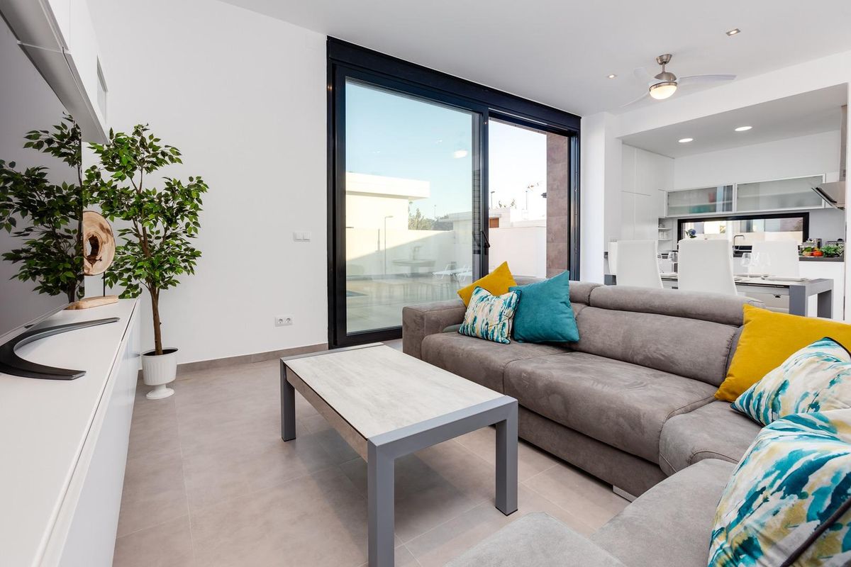 Stijlvolle woonkamer in een 3-slaapkamer villa in Pilar de La Horadada, met grote ramen en moderne decoratie.
