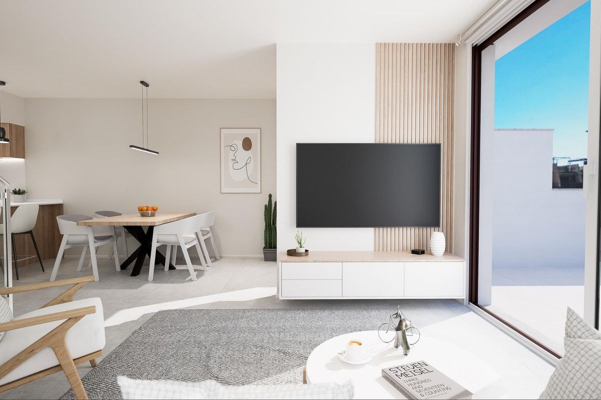 Moderne woonkamer in een 2-slaapkamer appartement in Pilar de La Horadada, met lichte decor en grote ramen.