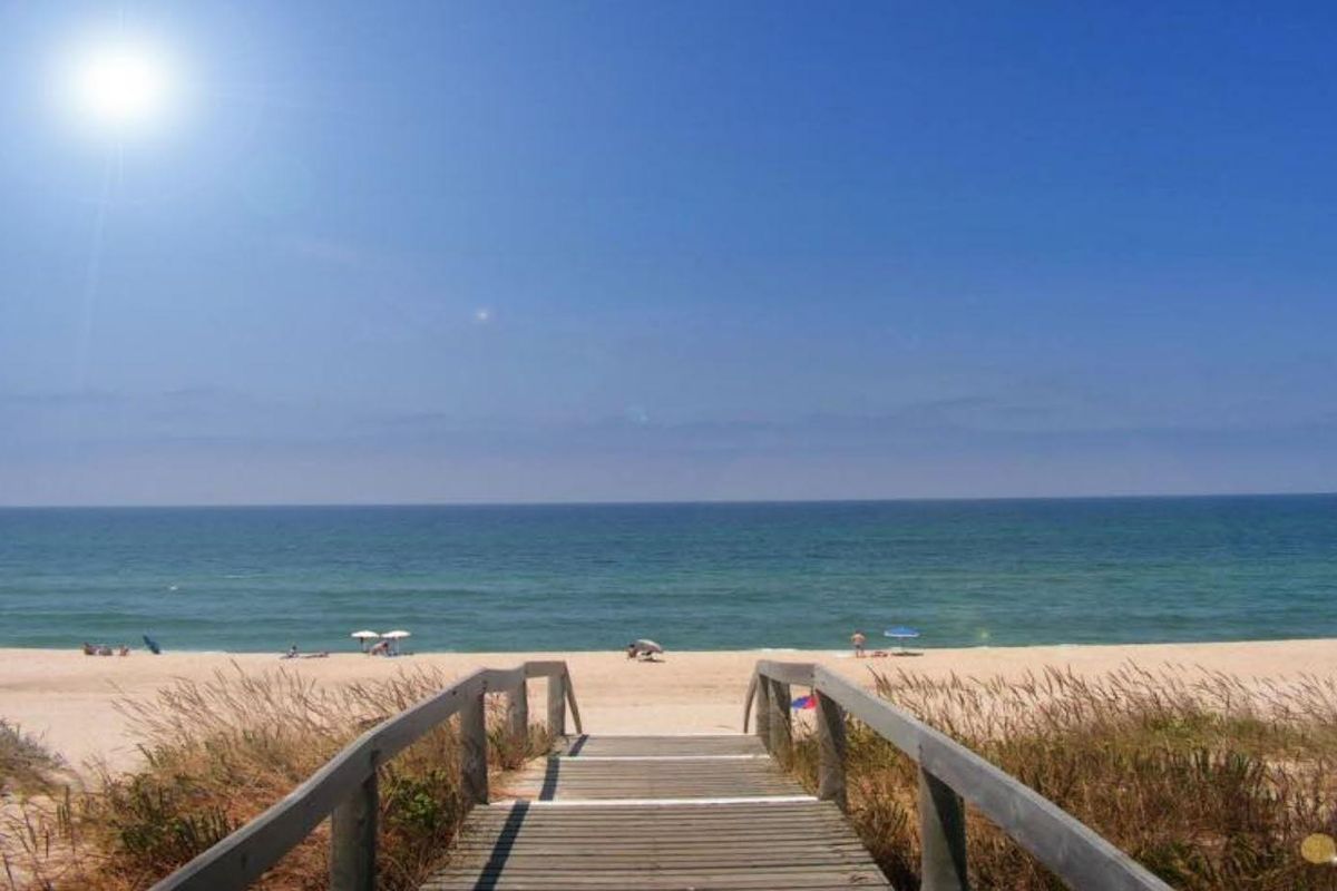 Prachtige toegang tot het strand vanuit San Fulgencio, met goudkleurig zand en sprankelend blauw water.
