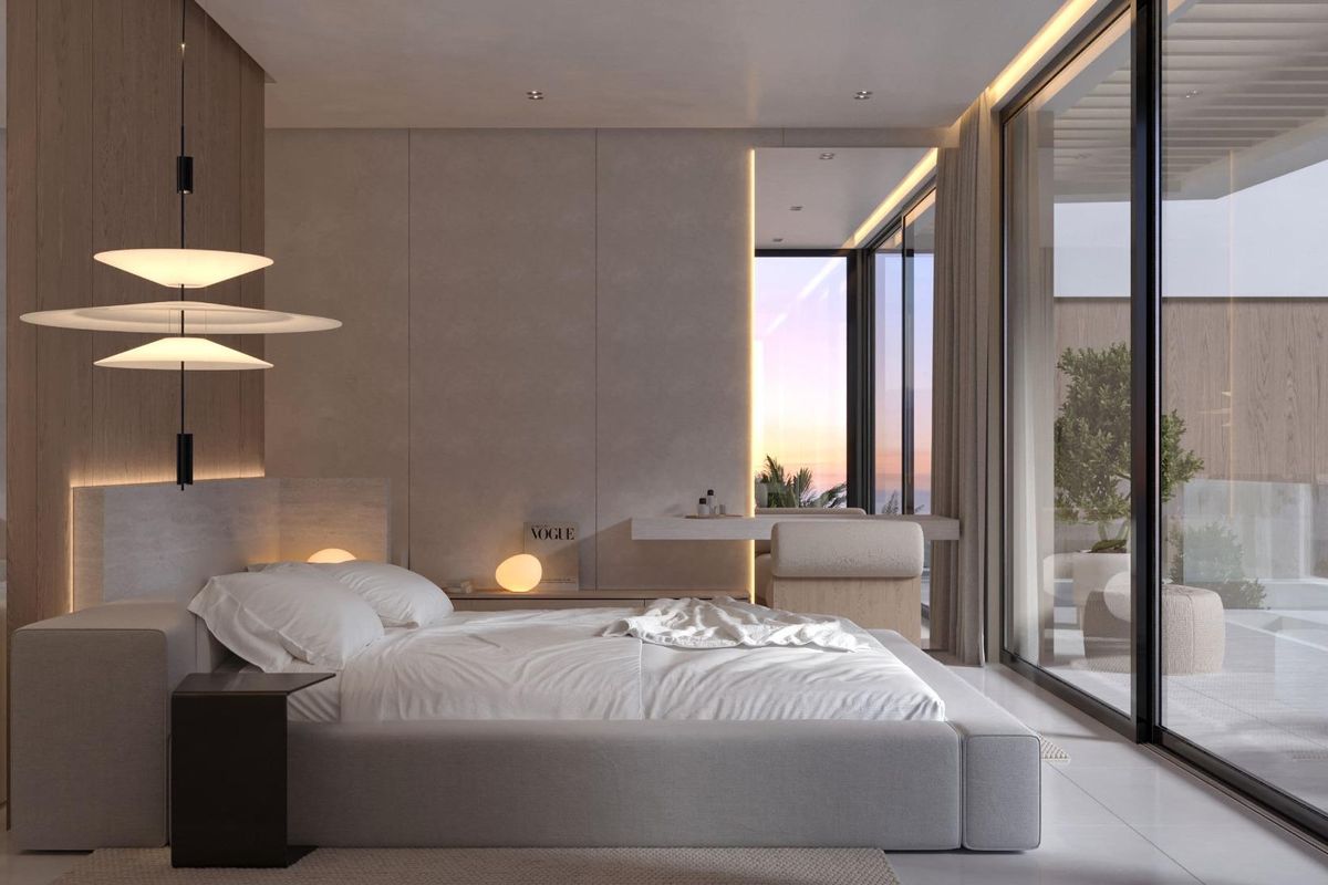 Elegante slaapkamer met modern interieur en uitzicht op de kust in een luxe villa in Mijas, Costa del Sol.