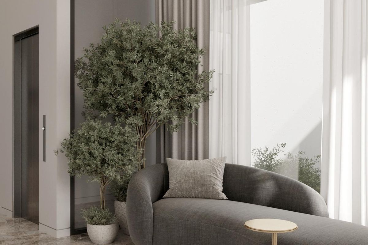 Gezellige zithoek met stijlvolle decoratie en groen in de gang van een 6-slaapkamer villa in Marbella, Costa del Sol.