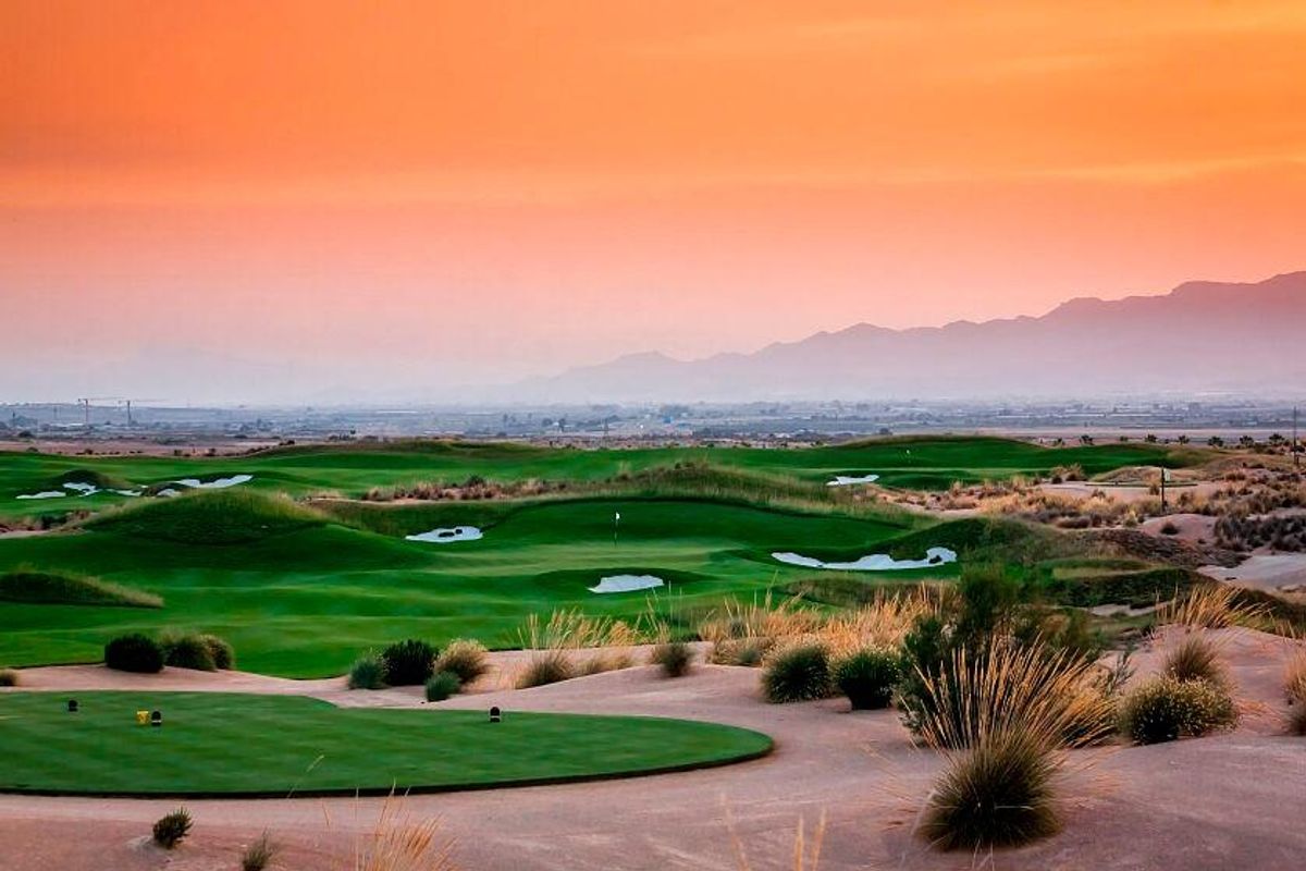 Adembenemende zonsondergang boven het golfbaanlandschap nabij Alhama De Murcia.