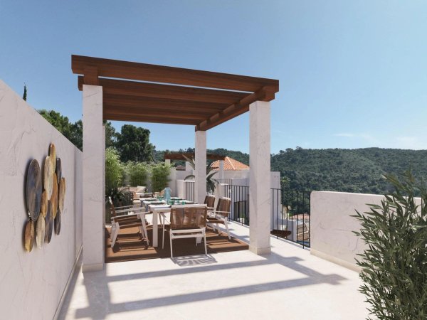 Penthouse terras met eetruimte en uitzicht op bergen in Benahavís, Costa del Sol, Spanje.