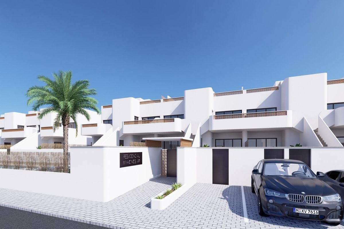 Ingang van het appartementencomplex in Dolores, Costa Blanca Zuid, met modern ontwerp en parkeerplaatsen.