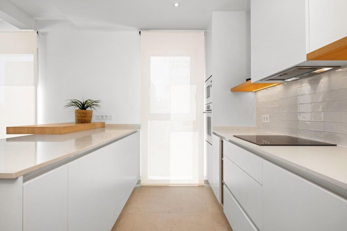 Net en functioneel keuken area in villa in Benijofar, met stijlvolle kasten en heldere verlichting.