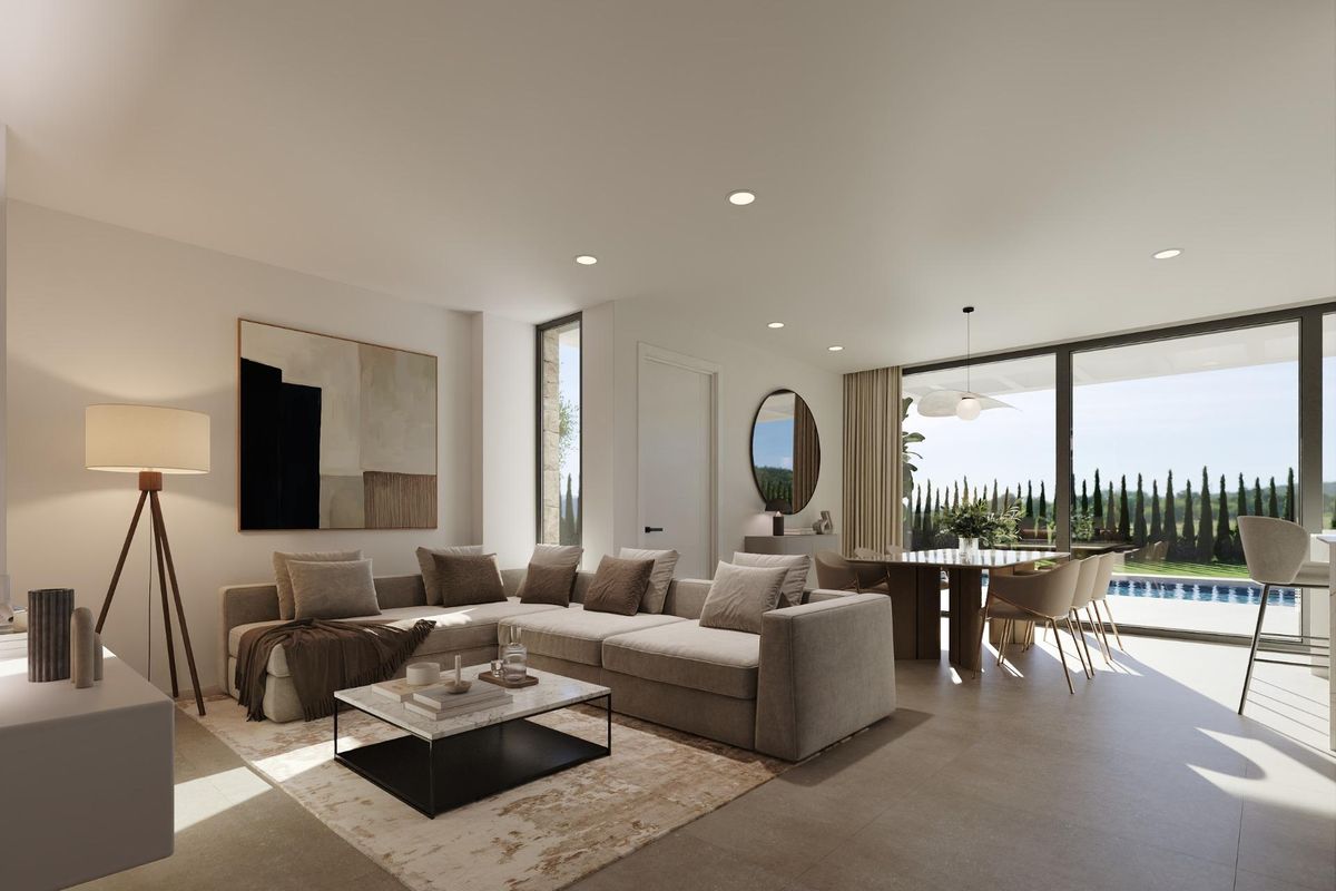 Stijlvolle woonkamer met grote ramen en uitzicht op de tuin in een villa met 5 slaapkamers, Finestrat, Costa Blanca Noord.