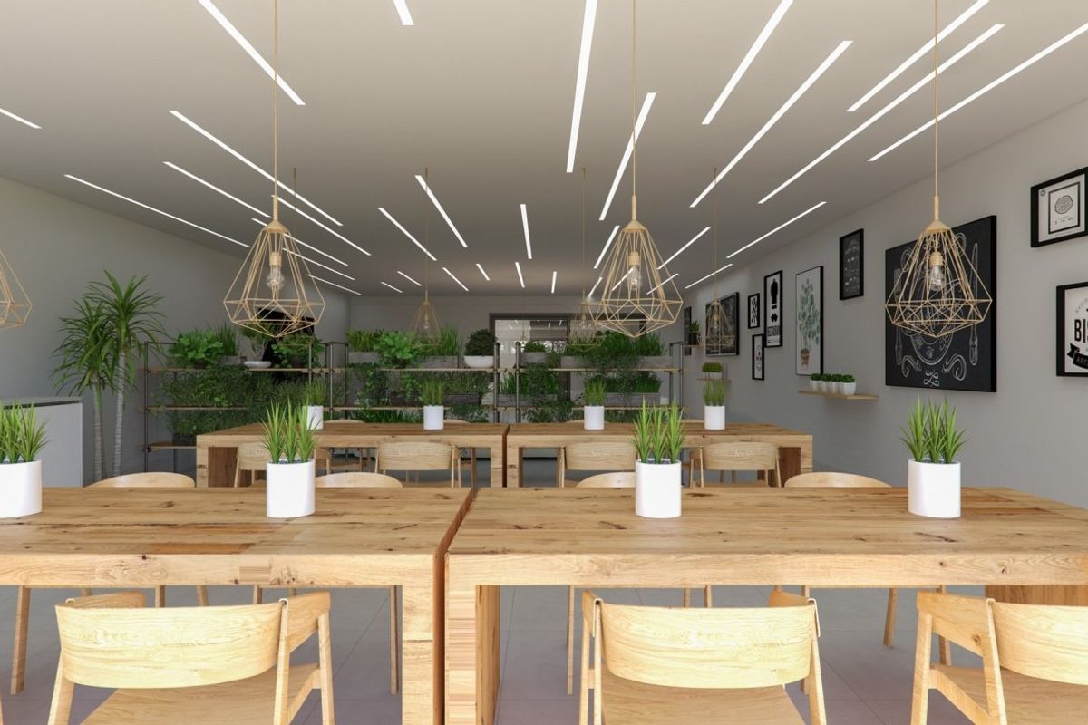 Heldere eetruimte in een 3-slaapkamer appartement in Orihuela Costa, met houten tafels en moderne decoratie.