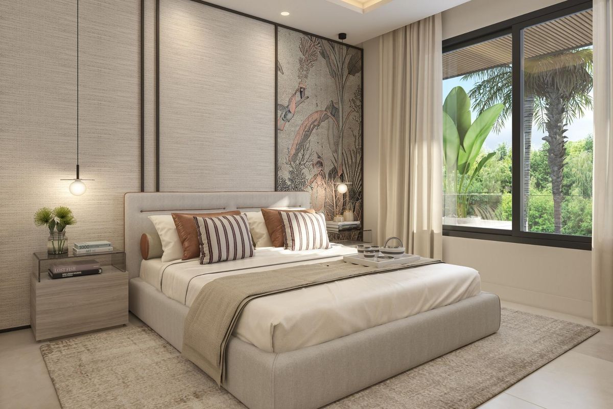 Chique slaapkamer met artistiek behang en een gezellige sfeer in een villa gelegen in Mijas, Costa del Sol.