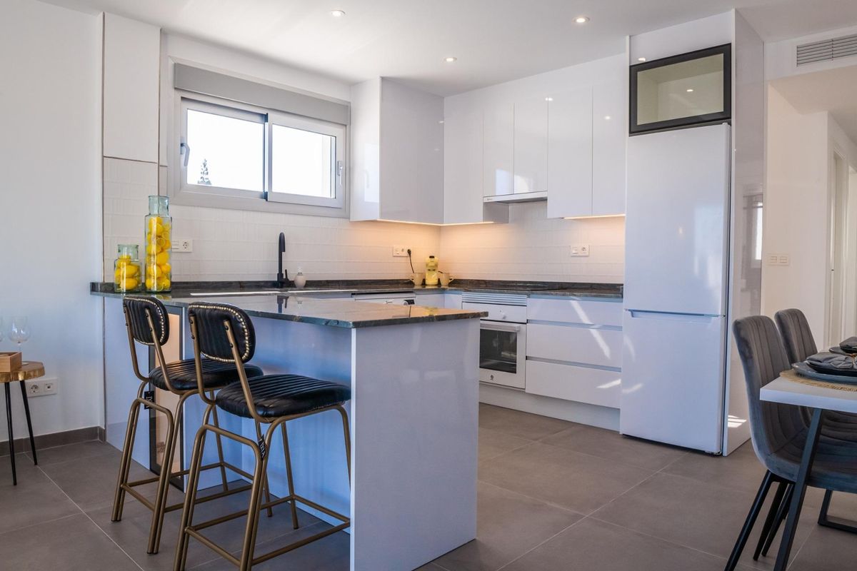 Moderne keuken met strakke kasten en eetgedeelte in de 3-slaapkamer villa in Los Alcazares, Costa Calida.
