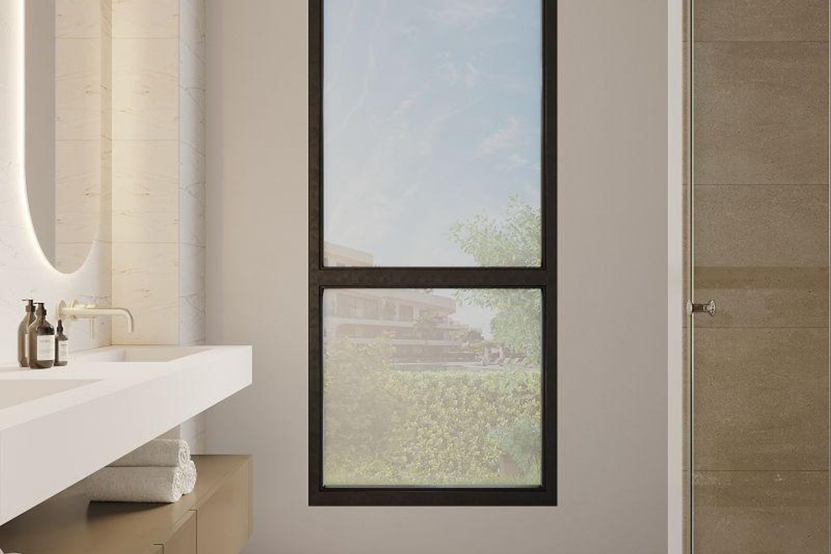 Heldere badkamer met een groot raam, dat natuurlijk licht biedt en een eigentijdse uitstraling heeft in Estepona, Costa del Sol.