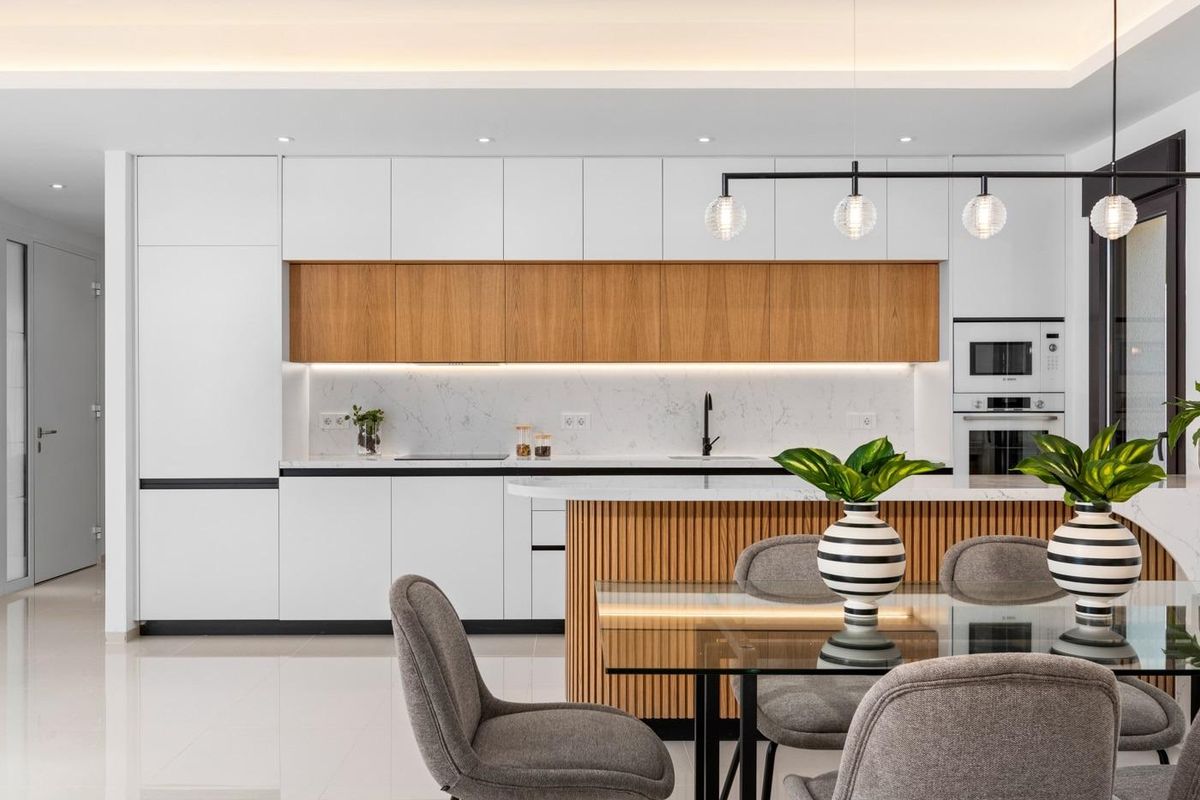 Stijlvol keukenontwerp in de villa in Rojales met elegante afwerkingen en een eettafel.