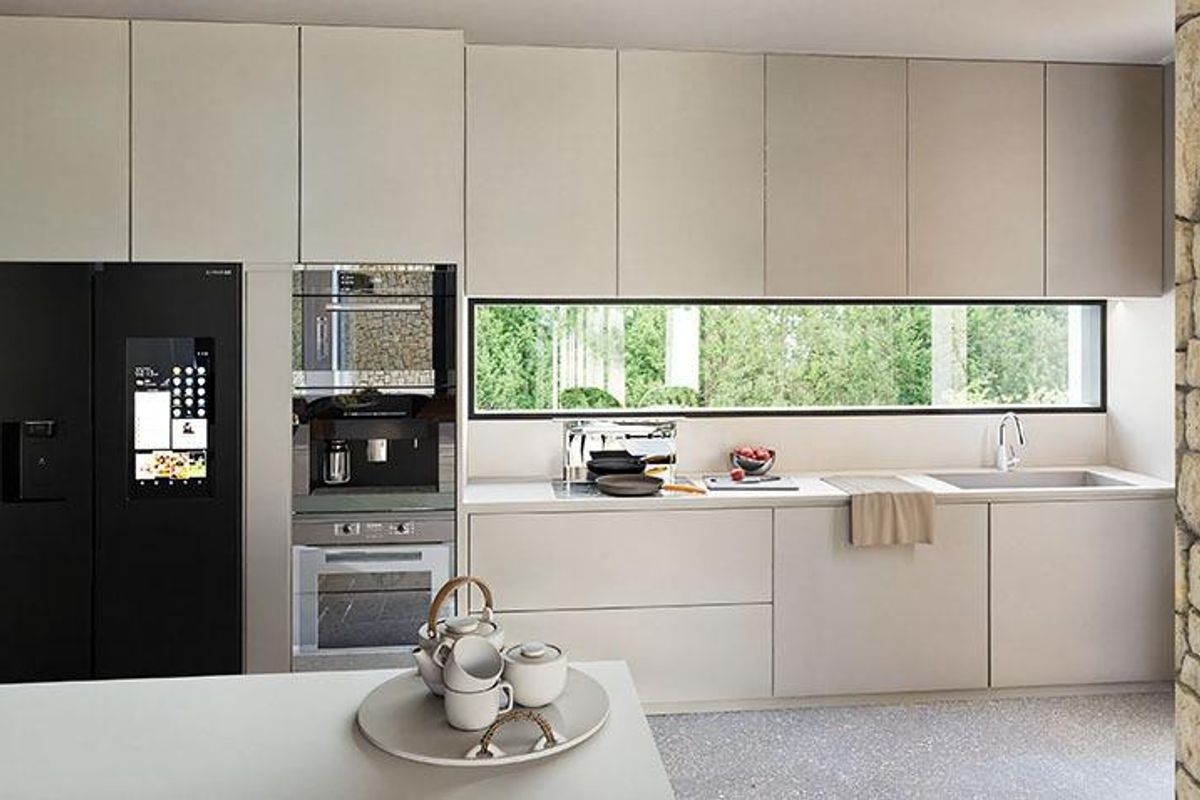 Minimalistische slaapkamer in een moderne villa in Torrevieja, met een groot bed en hedendaagse inrichting.