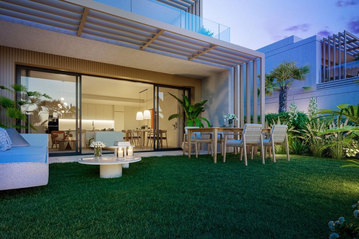 Gezellige tuinpatio van een 4-slaapkamer stadswoning in Mijas, Costa del Sol, met planten en buiten eten.