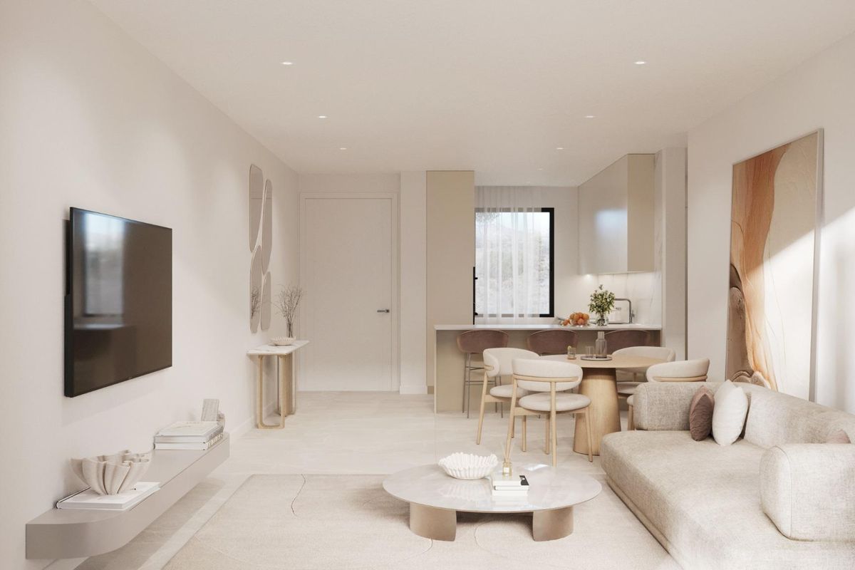 Heldere binnenkant van een 3-slaapkamer appartement in Estepona, met een gezellige woonkamer en eetkamer.