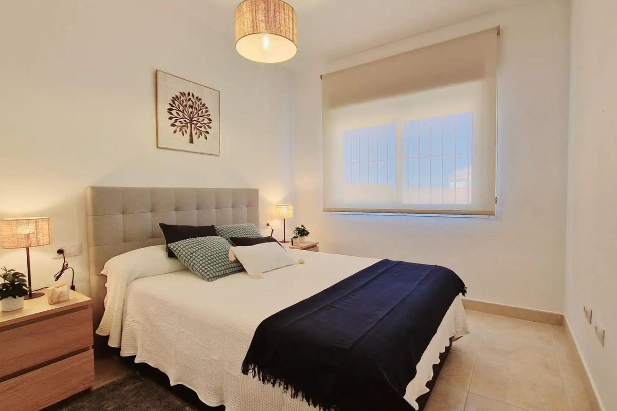 Heldere en luchtige slaapkamer met een groot bed en smaakvolle decoratie in een 3-slaapkamer villa in Lorca, Costa Calida.