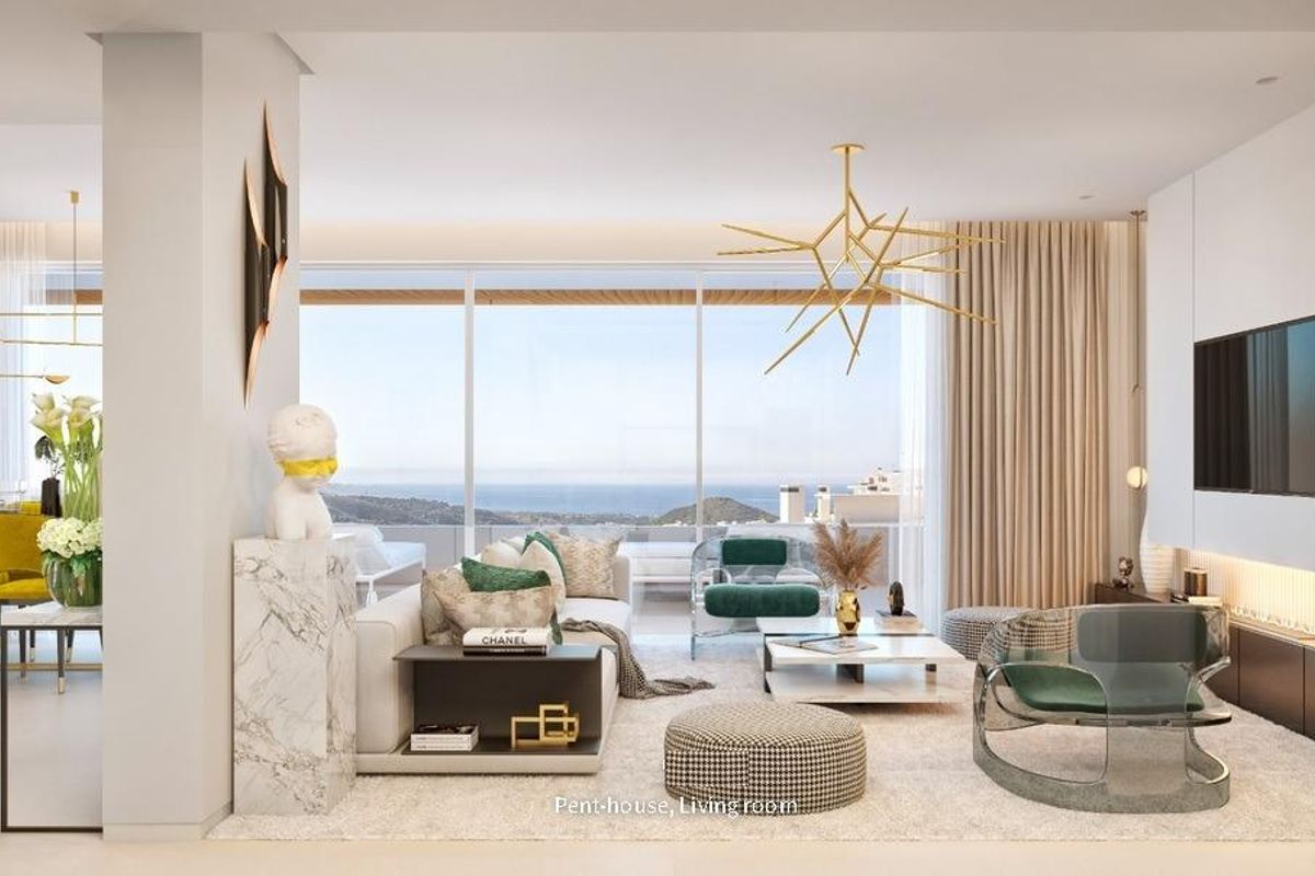 Stijlvolle penthouse woonkamer met zeezicht in Ojen, met elegante meubels en decor.