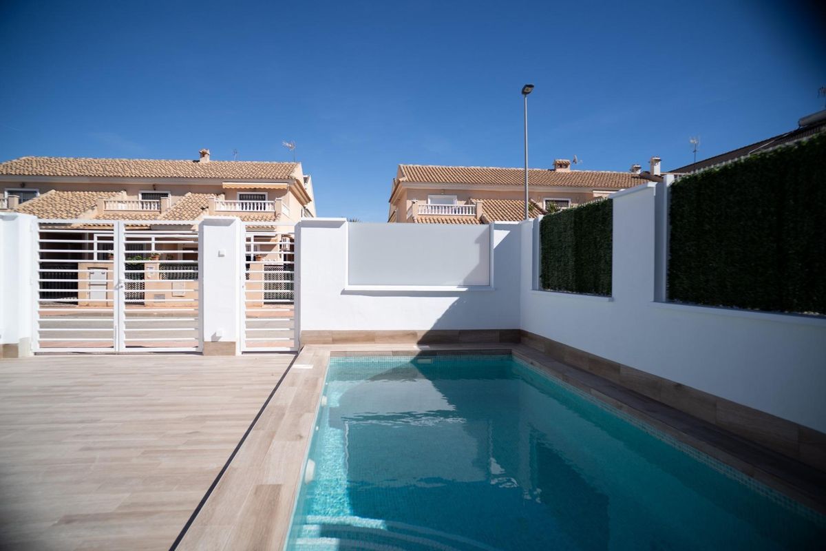 Private pool and terrace area of a townhouse in San Javier, Costa Calida. View of the neighboring properties.