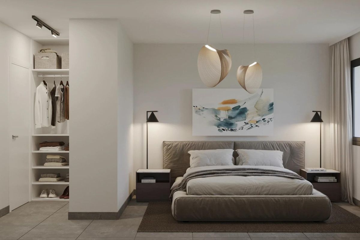 Stijlvol ontworpen slaapkamer met zachte beddegoed en kastruimte in een 2-slaapkamer penthouse in Villajoyosa.