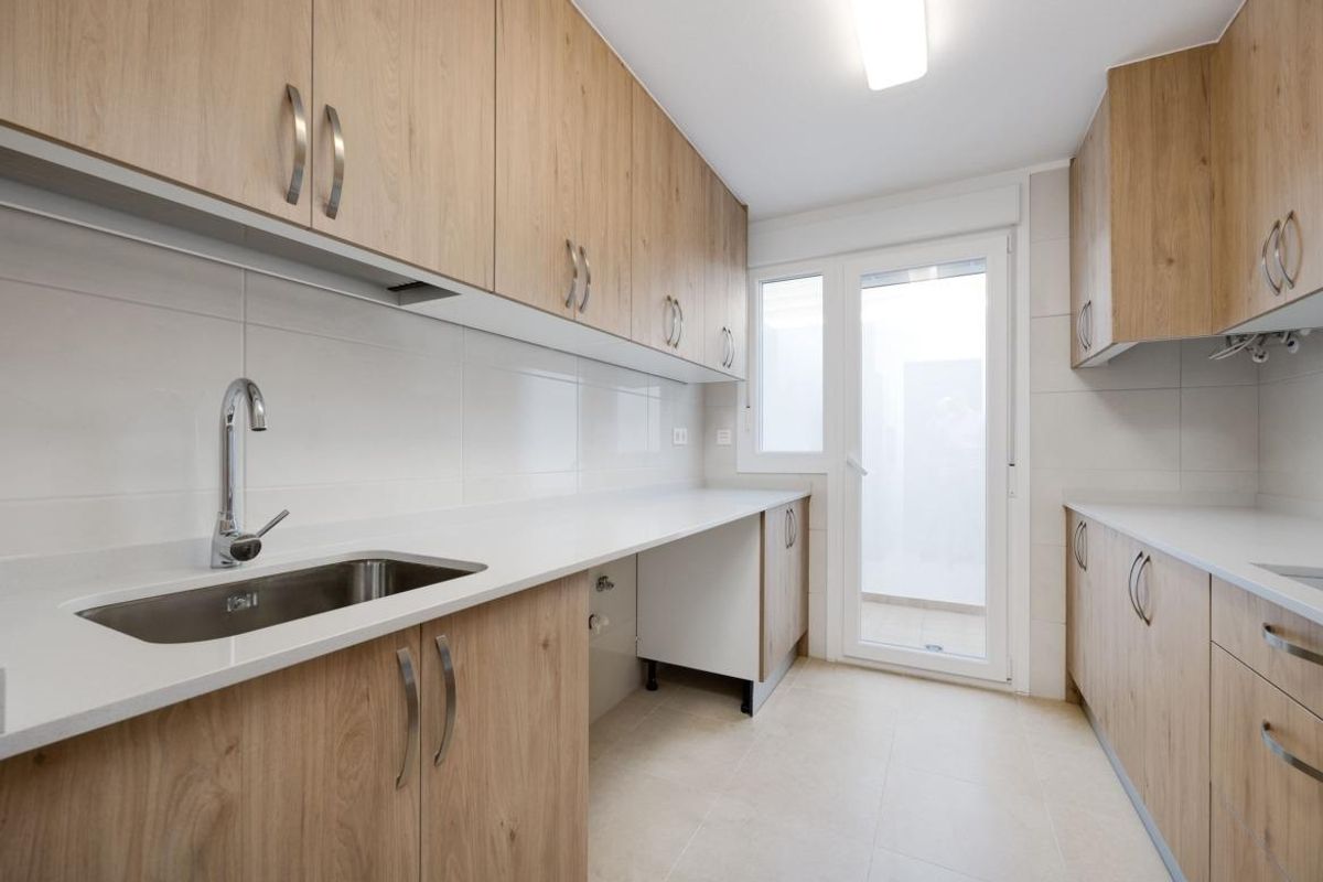 Keuken met moderne inrichting in een 2-slaapkamer herenhuis in San Fulgencio, Costa Blanca.