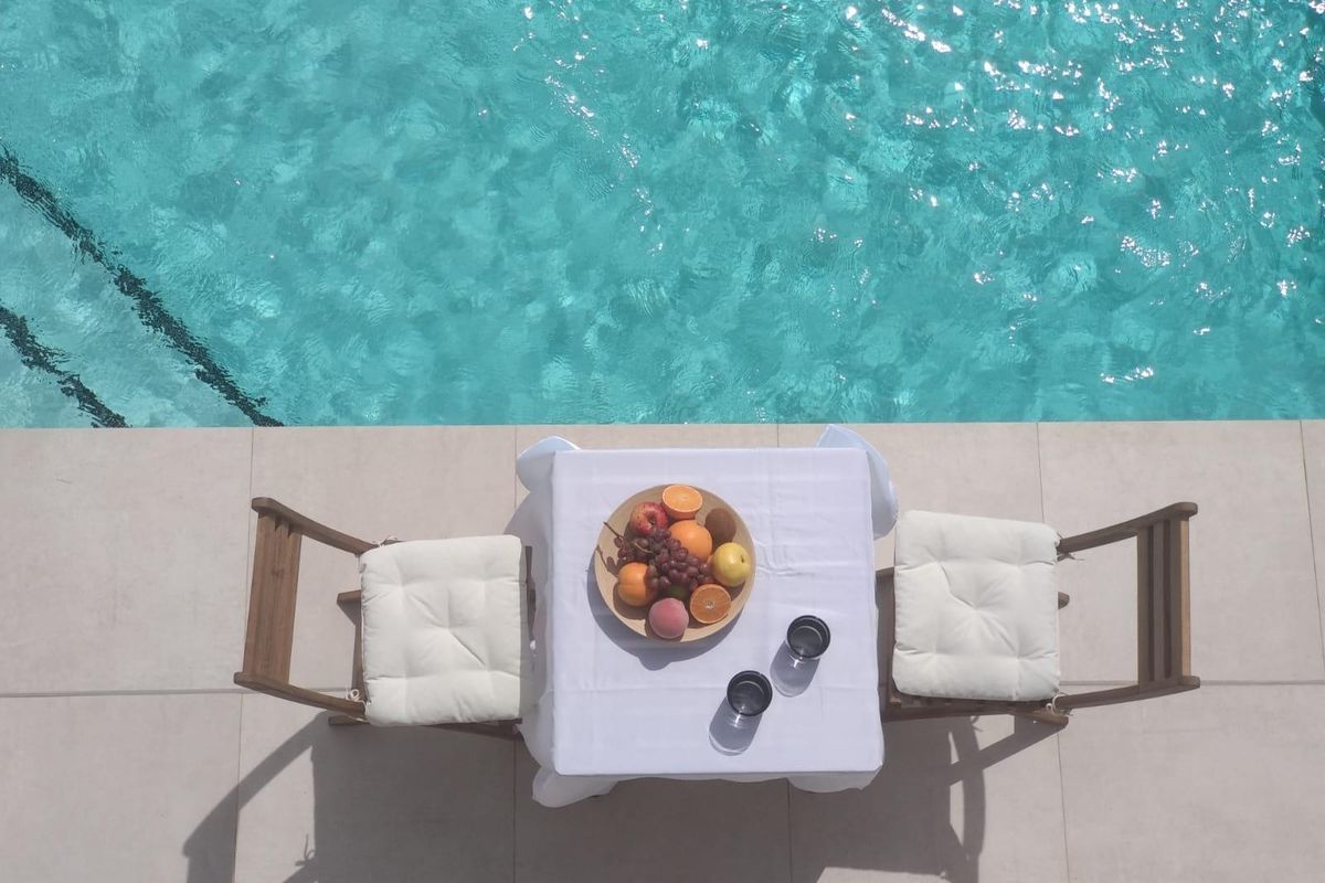 Tafel voor twee bij het zwembad van een 3-slaapkamer villa in Orihuela Costa, het uitnodigende water zichtbaar.
