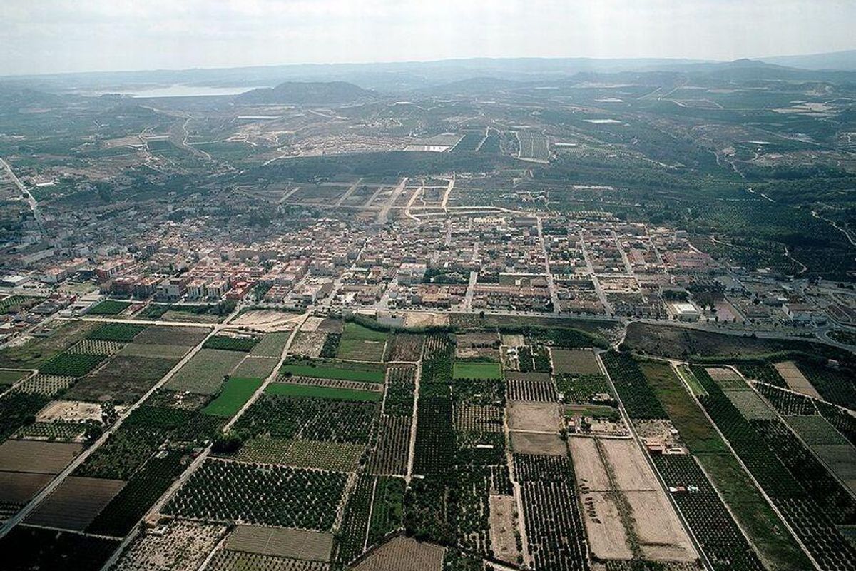 Luchtfoto van het diverse landschap rondom Bigastro, met velden en heuvels van Costa Blanca.