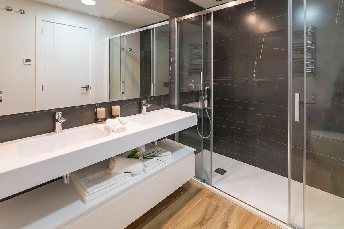 Strakke badkamer in een appartement in Benidorm, met moderne accessoires en een ruime douche.