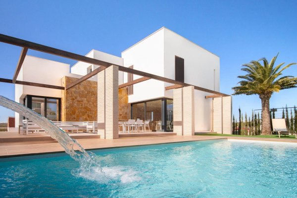 Moderne 4-slaapkamer villa in Orihuela Costa met een prachtig zwembad en zithoek buiten.