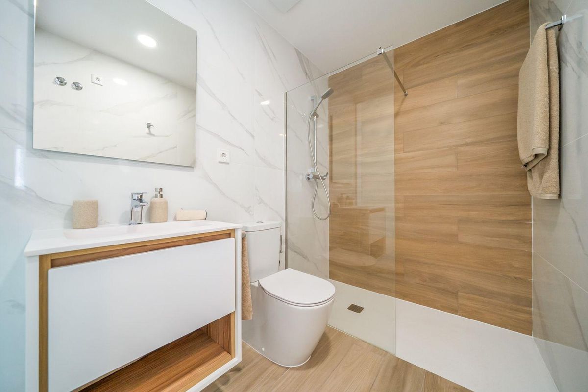 Moderne badkamer met strak design in een 2-slaapkamer appartement op de begane grond in Orihuela, met elegante afwerkingen.