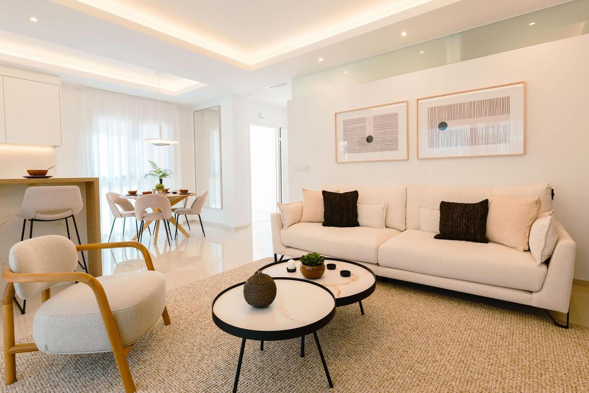 Stijlvolle woonkamer in een 2-slaapkamer appartement met modern meubilair en natuurlijk licht in Rojales, Spanje.