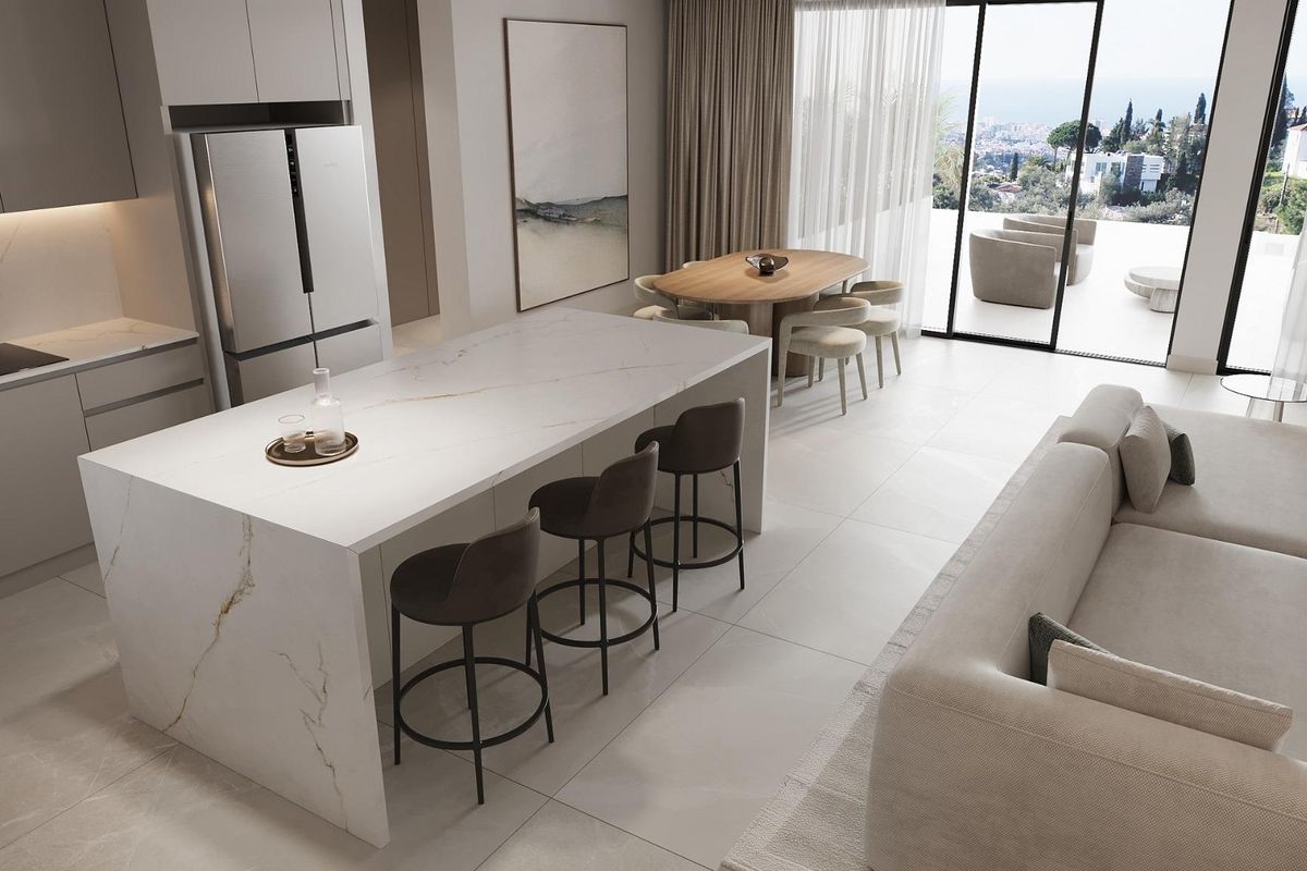 Moderne keuken in de penthouse in Estepona, met een ruime eiland en strakke apparaten voor gemakkelijk vermaken.